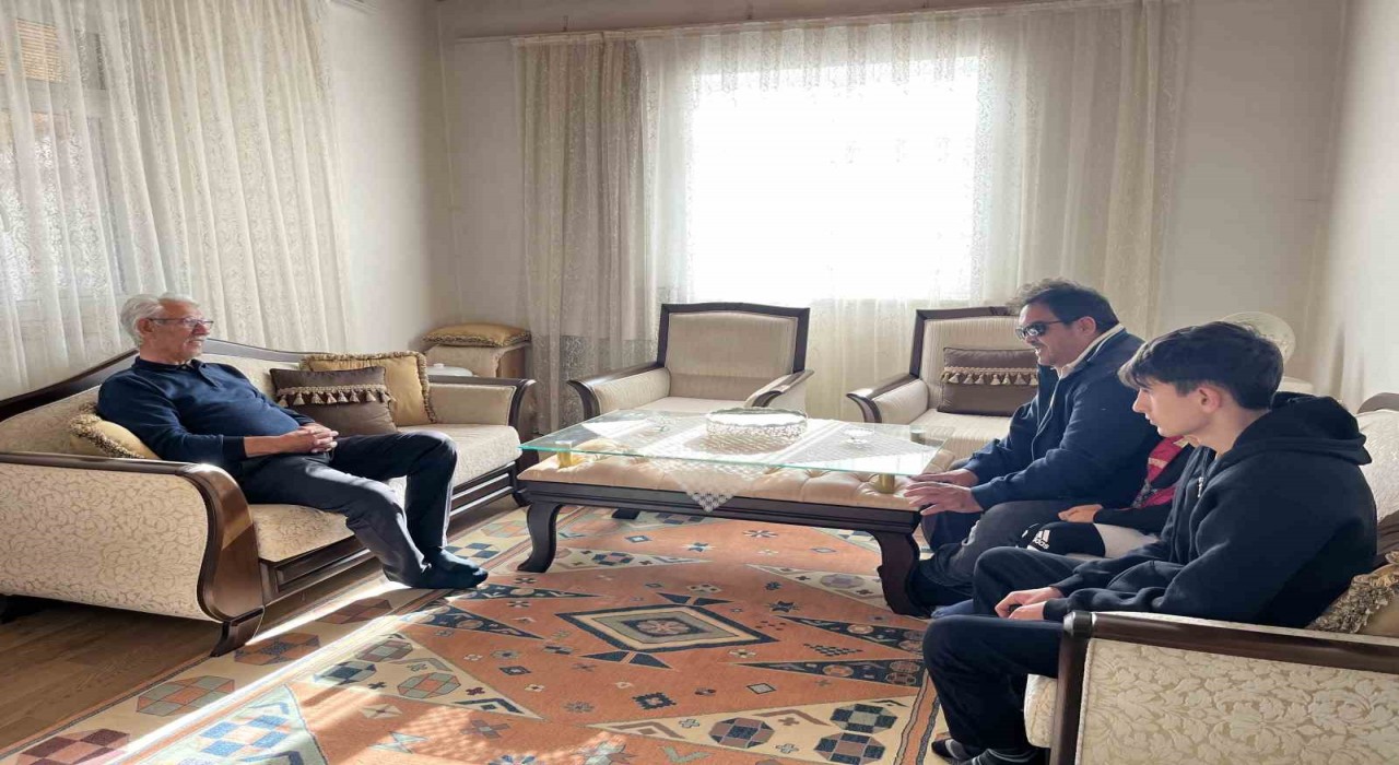 Akyakada vefalı öğrenci her yıl öğretmenin elini öperek, öğretmenler günü kutluyor