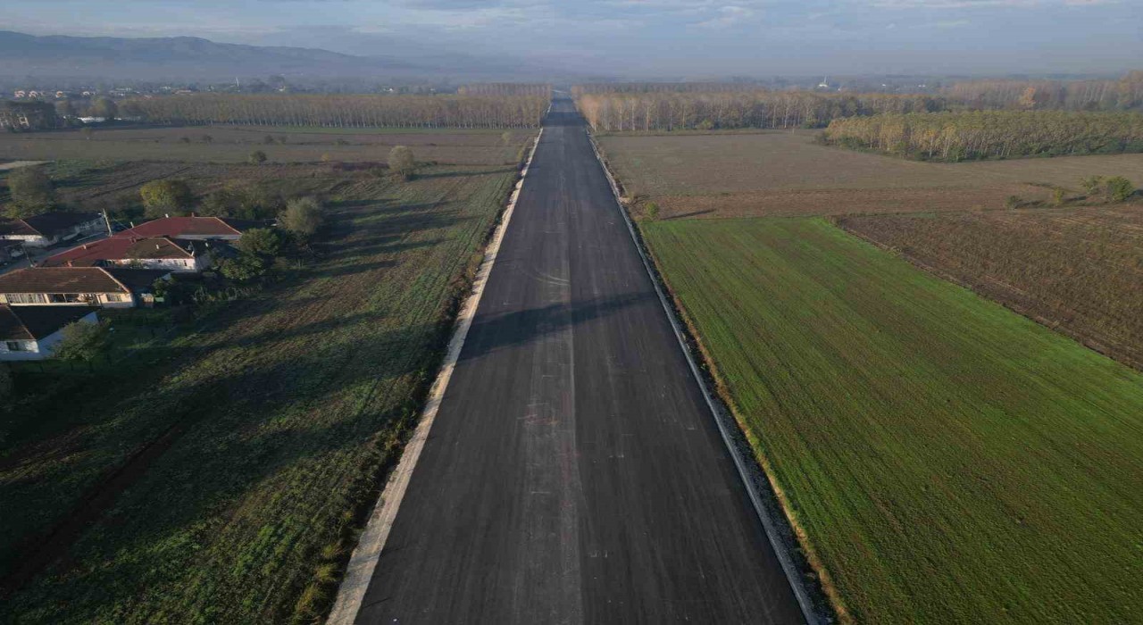 Akyazının ilçe girişinin yeni bağlantı yolunda çalışmalar sürüyor