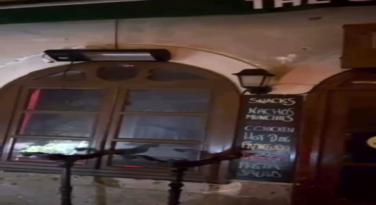 Alaçatıda eğlence mekanına silahlı saldırı