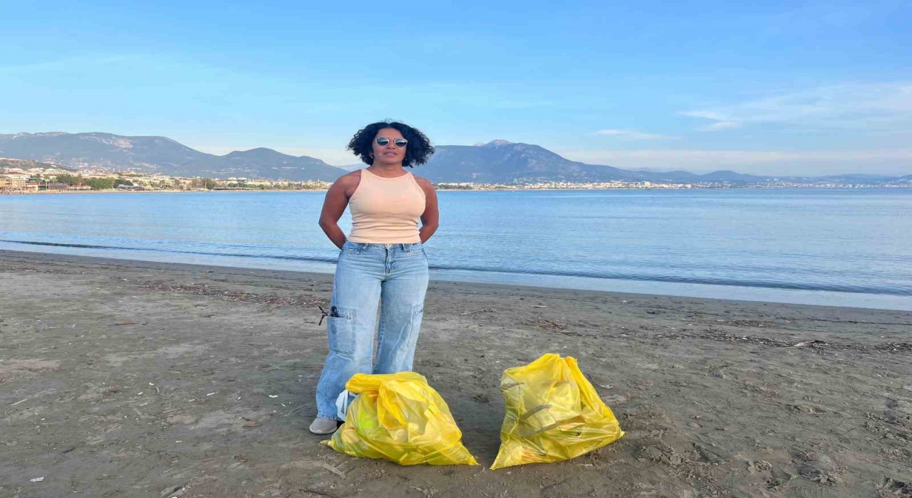 Alanyada 17 yıllık Türkçe öğretmeni, sahile inerek poşet poşet çöp toplayıp sosyal medyada paylaşıyor