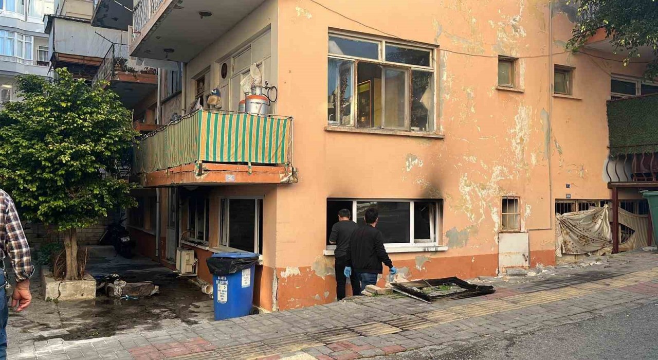 Alanyada apartmanın giriş katında çıkan yangın korkuttu