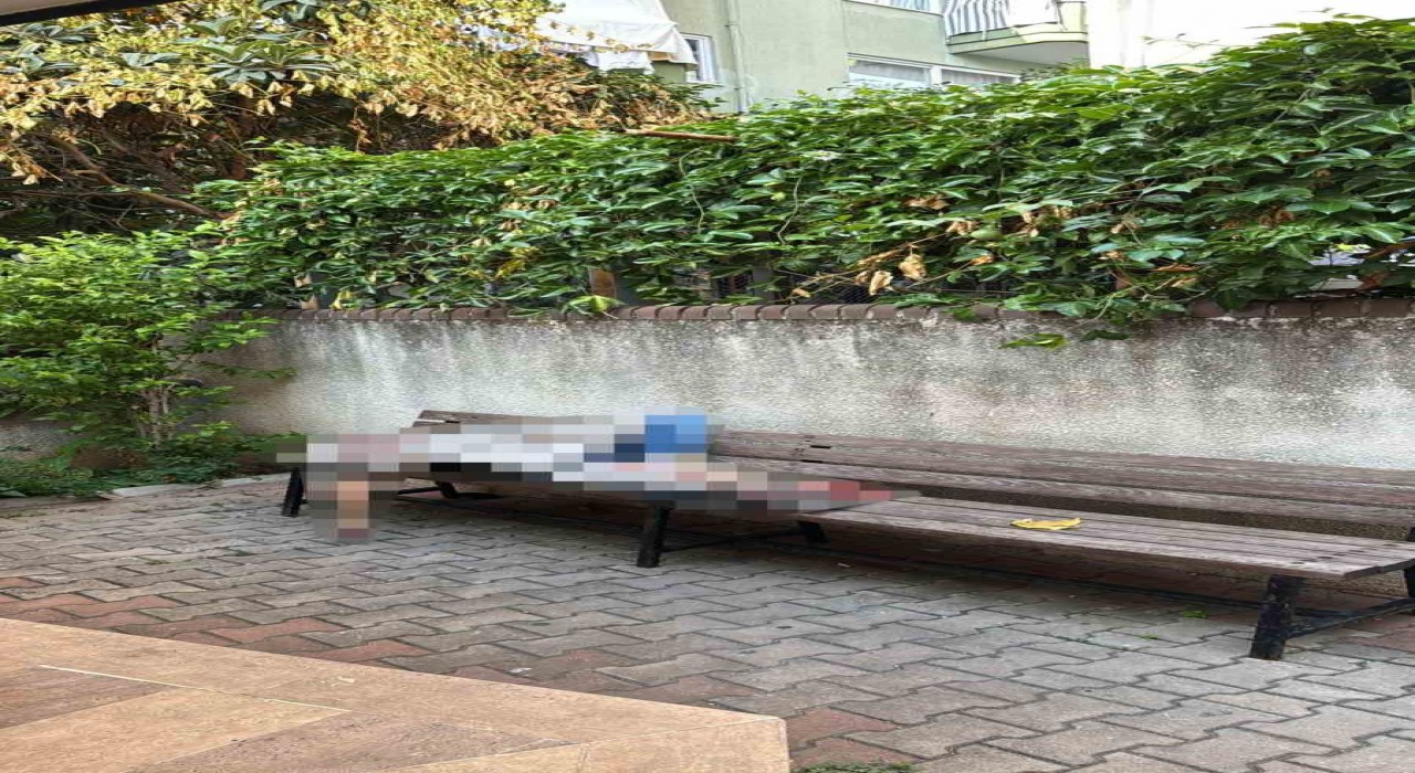 Alanyada cami avlusundaki bankta bir kişi ölü bulundu