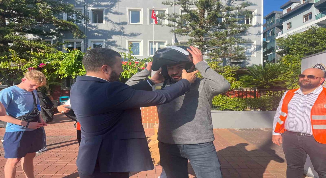 Alanyada motosiklet sürücülerine ücretsiz kask dağıtıldı