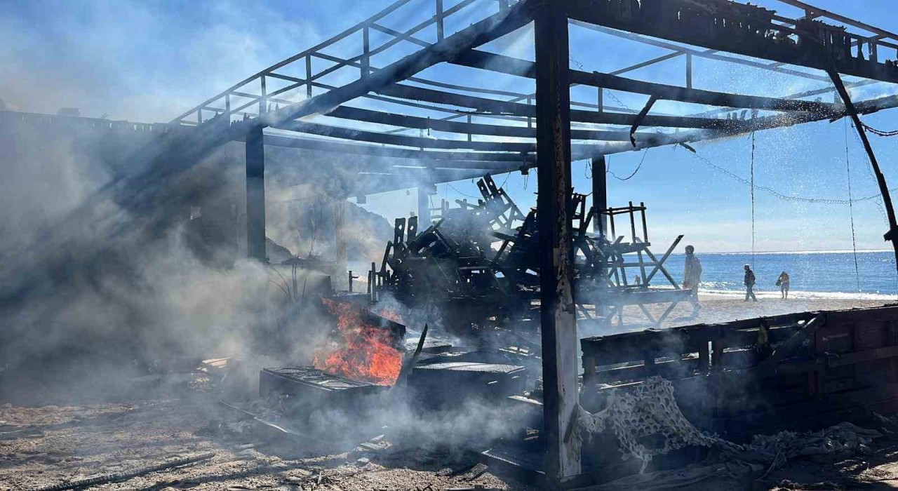 Alanyada plaj büfesi alev alev yandı