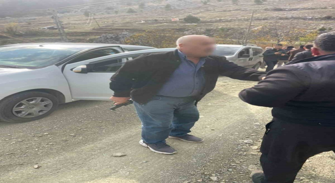 Alanyada silahlı ve bıçaklı kavga kanlı bitti: 2 yaralı