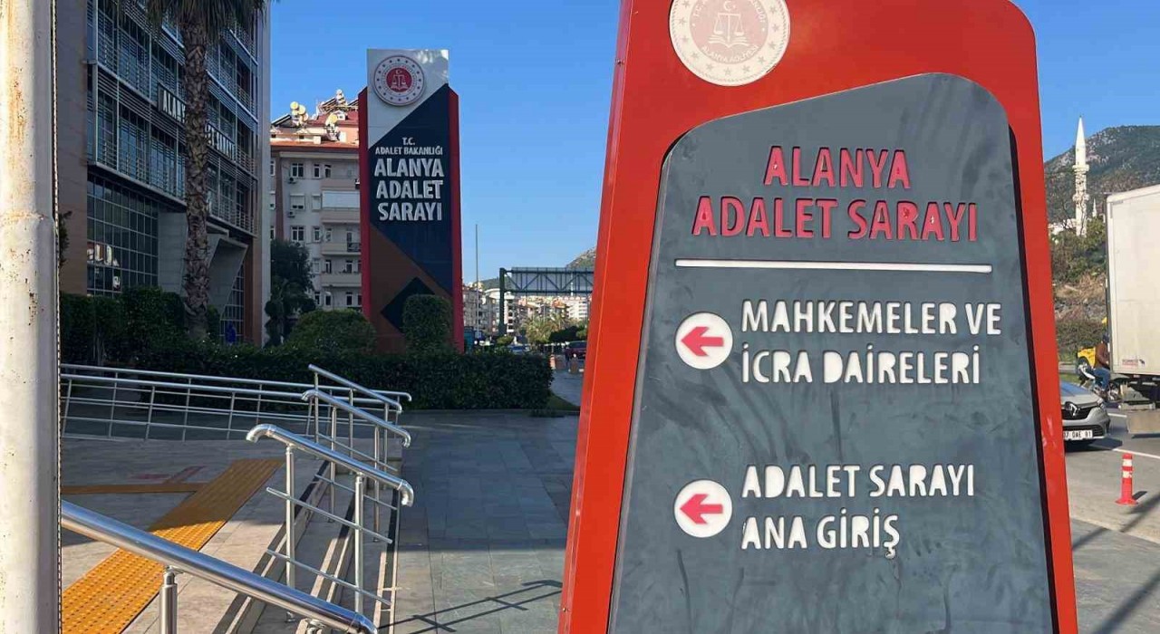 Alanyada sokakta kadına saldırıda bulunan şahıs adliyeye sevk edildi