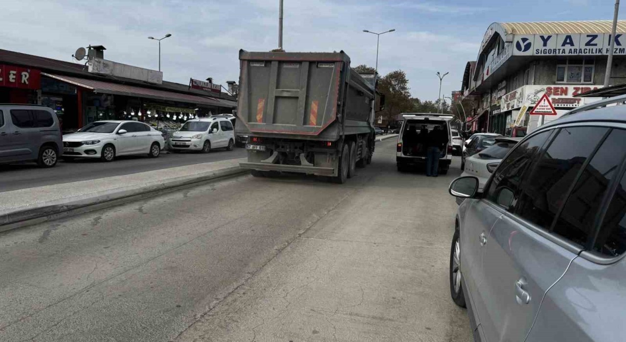 Alaplıda ağır tonajlı kamyonlar yollarda çatlak oluşturdu