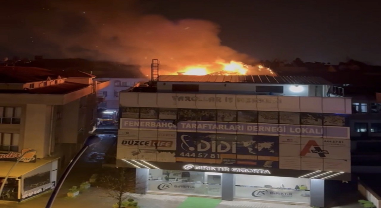 Alevlere teslim olan çatı güçlükle söndürüldü