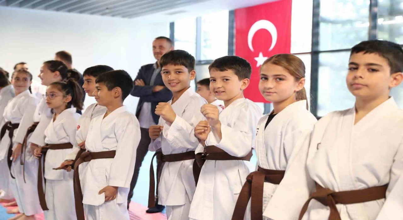 Aliağa Belediyesi Karate Kursunda 75 sporcu yeni kuşağına kavuştu