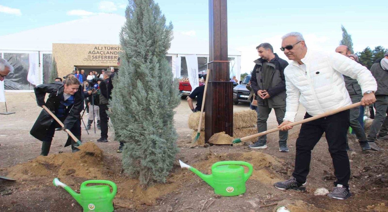 ALJ Türkiye, İzmirde 312 bin fidanı toprakla buluşturdu