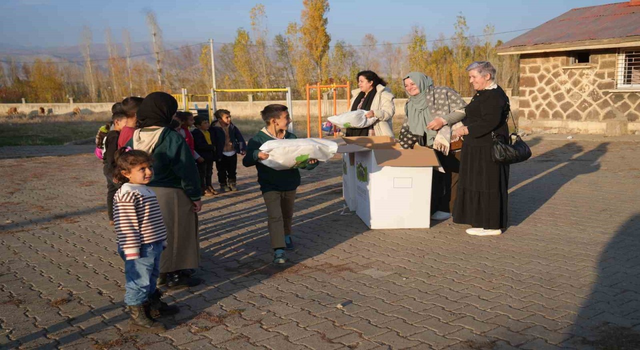 Almanyadan Muşa gönülleri ısıtan yardım: Bin çocuğa kışlık yardım