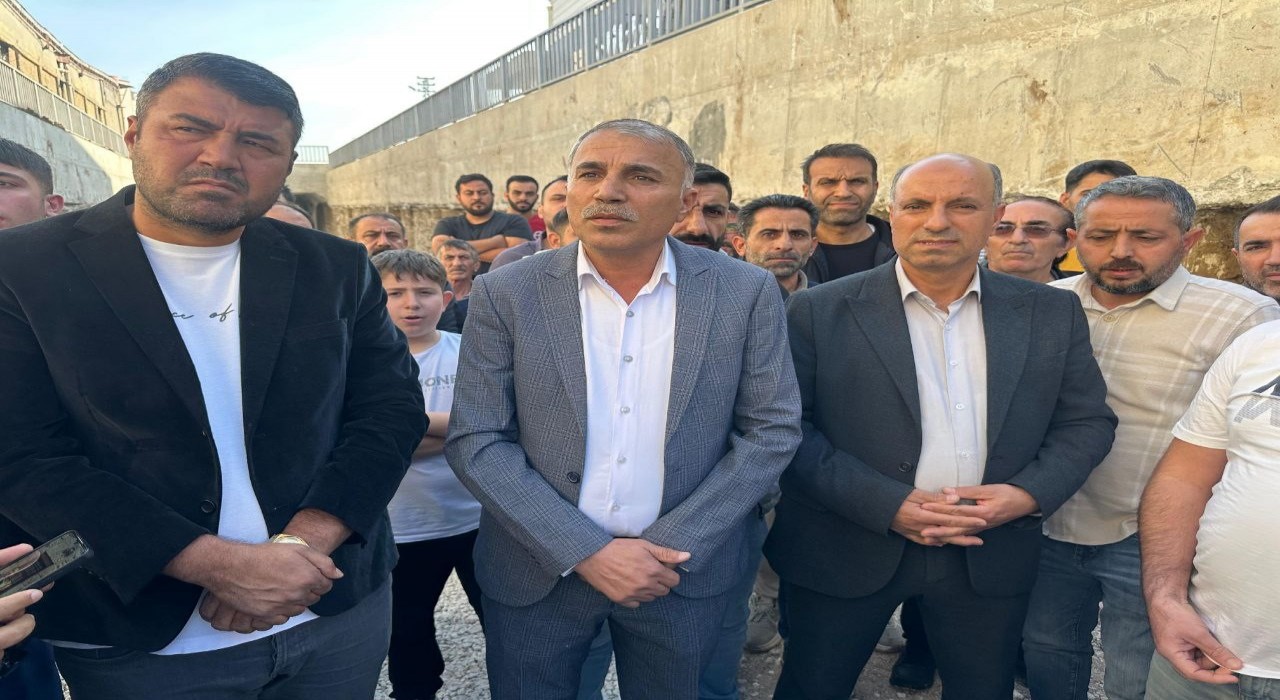 Alt geçit bitmeyince bitme noktasına gelen esnaf isyan etti