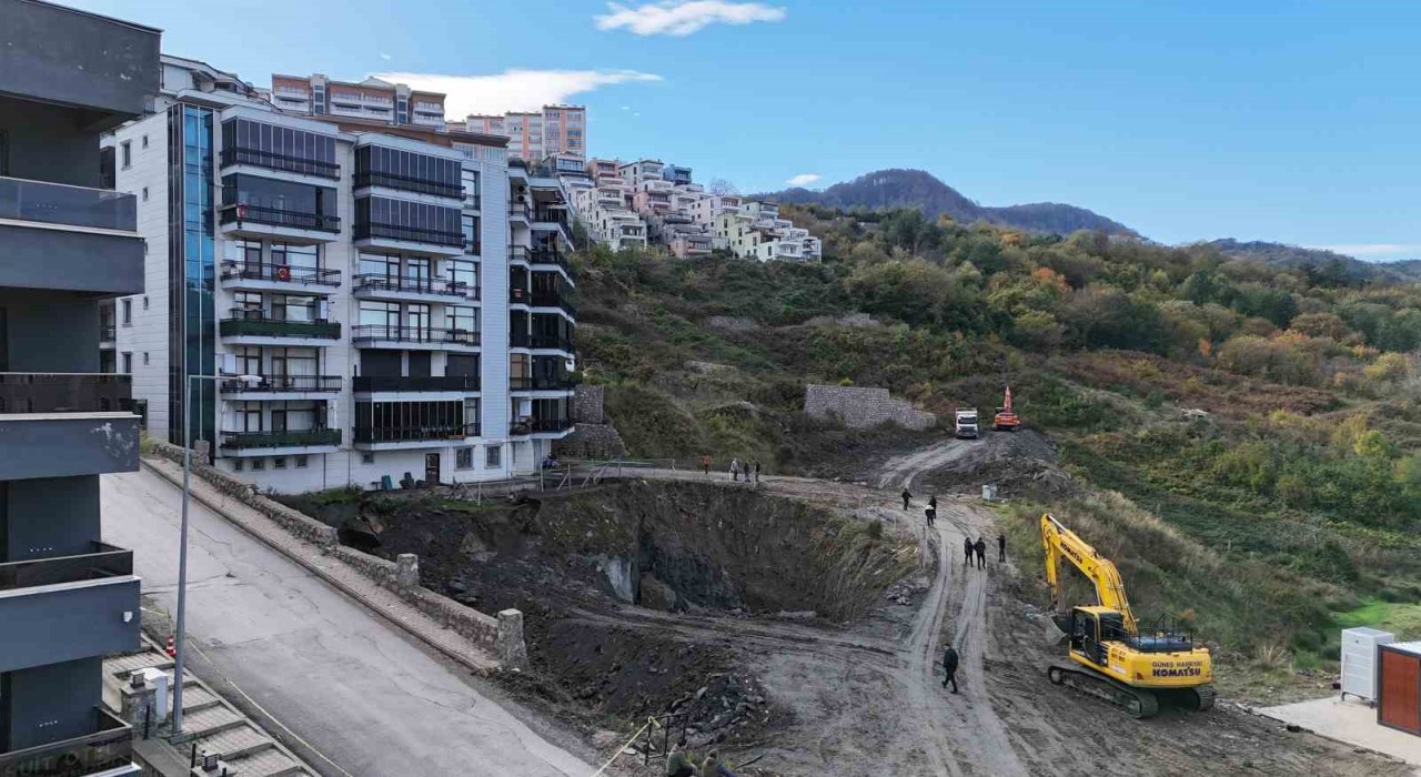 Amasrada inşaat alanında yaşanan göçüğün ardından 24 dairede yaşayan 70 kişi tahliye edildi