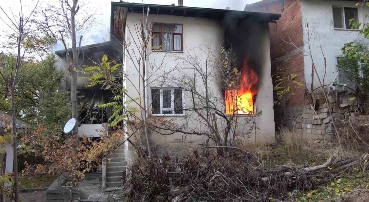 Amasyada iki katlı evde yangın: Yaşlı kadın yangını ağlayarak izledi