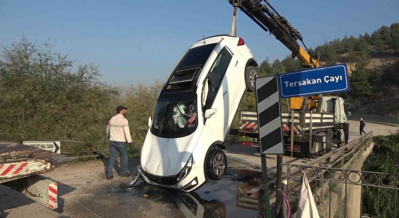 Amasyada otomobil köprüden Tersakan çayına uçtu: 2 kız çocuğunu vatandaşlar kurtardı