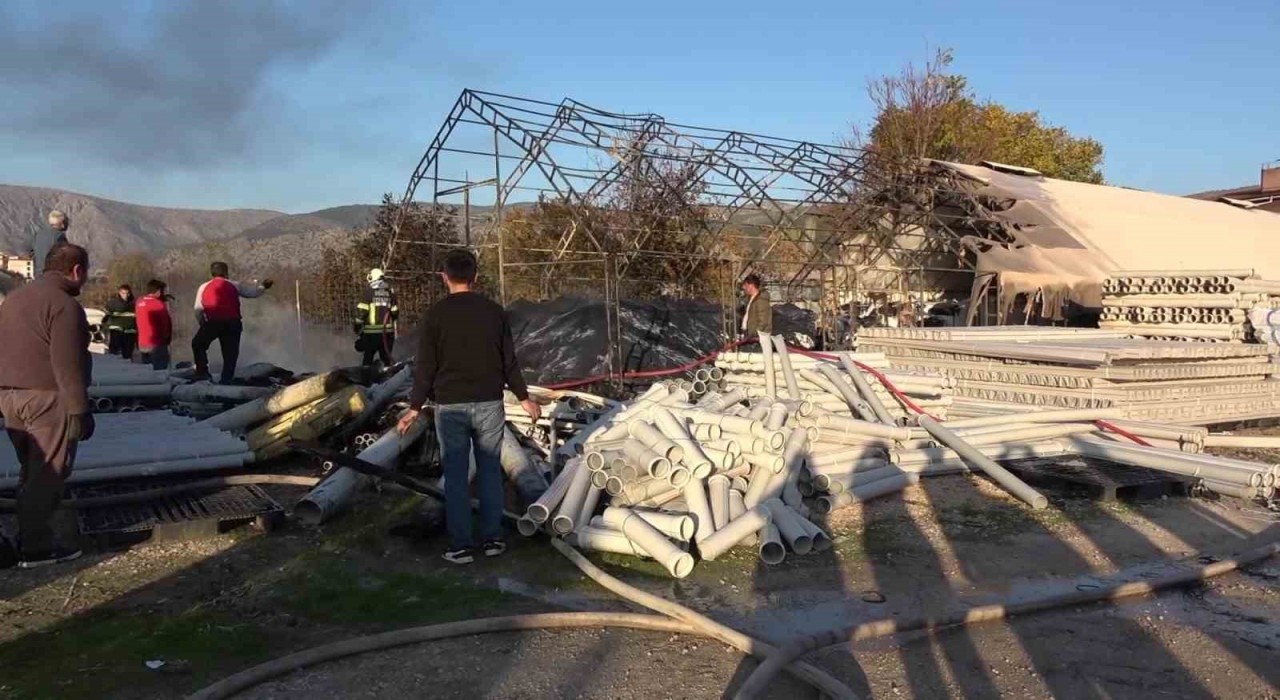 Amasyada plastik malzeme dolu depo yandı, yükselen dumanlar metrelerce öteden görüldü