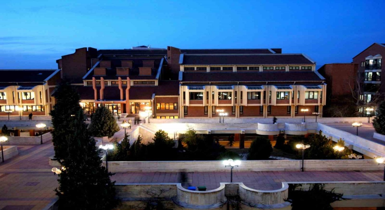 Anadolu Üniversitesi Kütüphanesi 7/24 öğrencilerin yanında