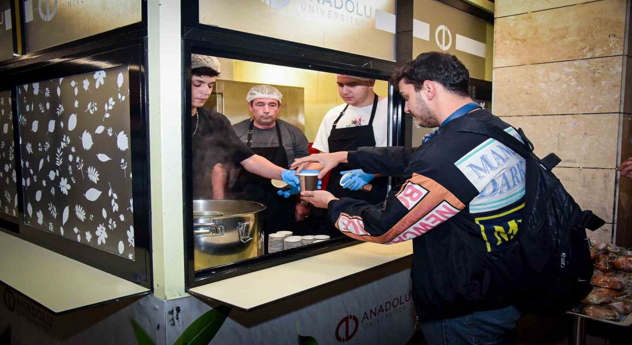 Anadolu Üniversitesinden sınav haftasında öğrencilere çay, kahve ve çorba ikramı