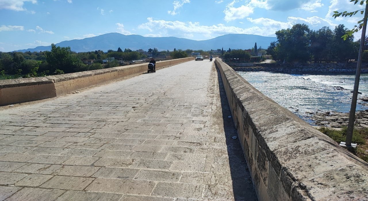 Anadolunun bilinen İlk Roma köprüsüne sprey boyayla yazılama yapıldı