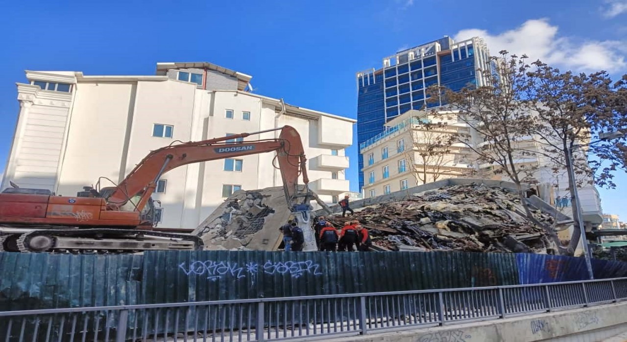 Ankarada yıkım çalışması gerçekleştiren binada çökme meydana geldi