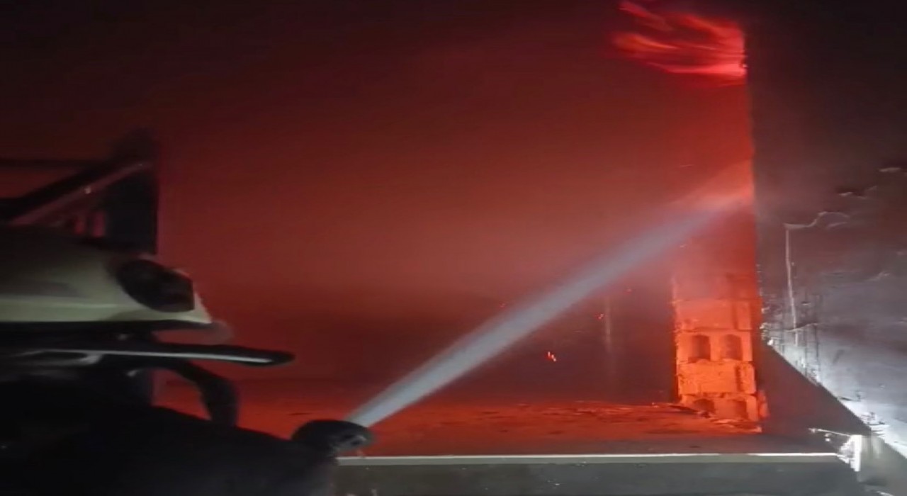 Antakyada binanın çatısı alevlere teslim oldu