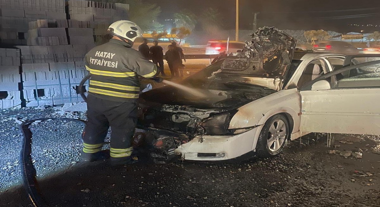 Antakyada otomobilin motor kısmı yandı