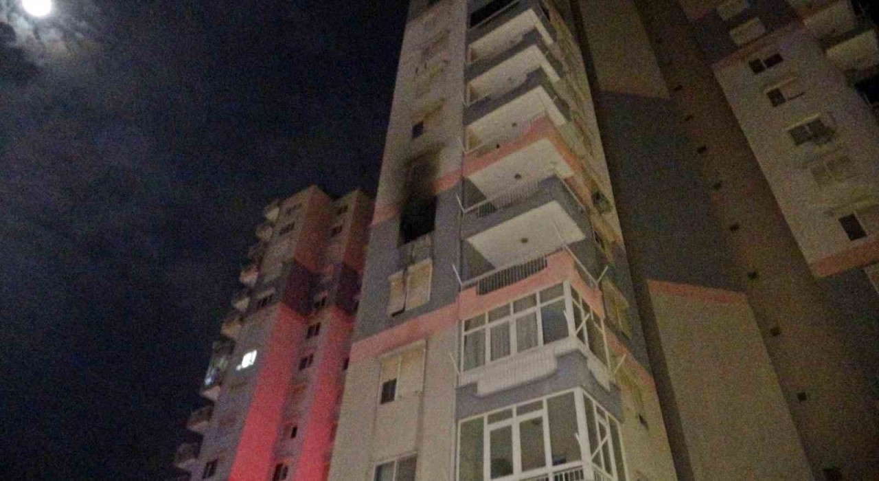 Antalyada 15 katlı binadaki daire alev alev yandı: 1 yaralı