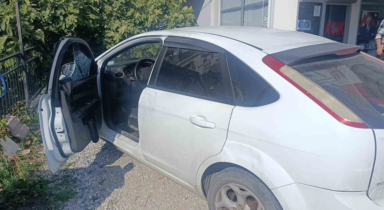 Antalyada 16 yaşındaki çocuk otomobilin camını kırıp 50 bin TL çaldı