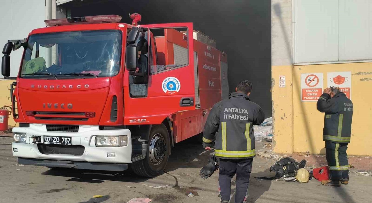 Antalyada geri dönüşüm fabrikasındaki yangın korkuttu