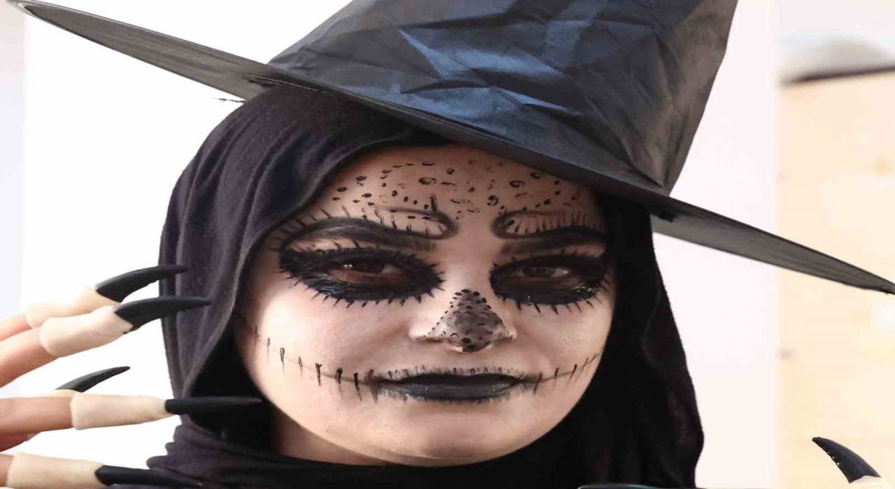 Antalyada görenleri ‘korkutan makyaj