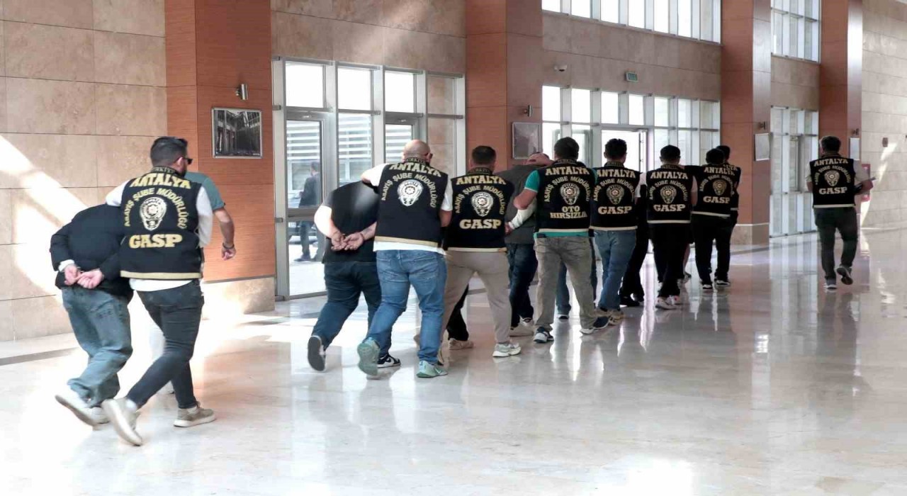 Antalyada iş yerine zarar veren 10 şahıs tutuklandı