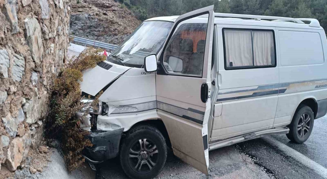 Antalyada istinat duvarına çarpan aracın sürücüsü yaralandı