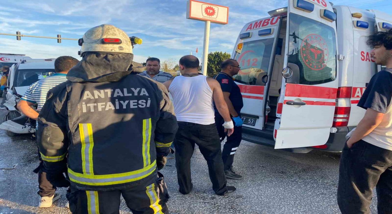 Antalyada kavşakta iki araç çarpıştı: 4 yaralı