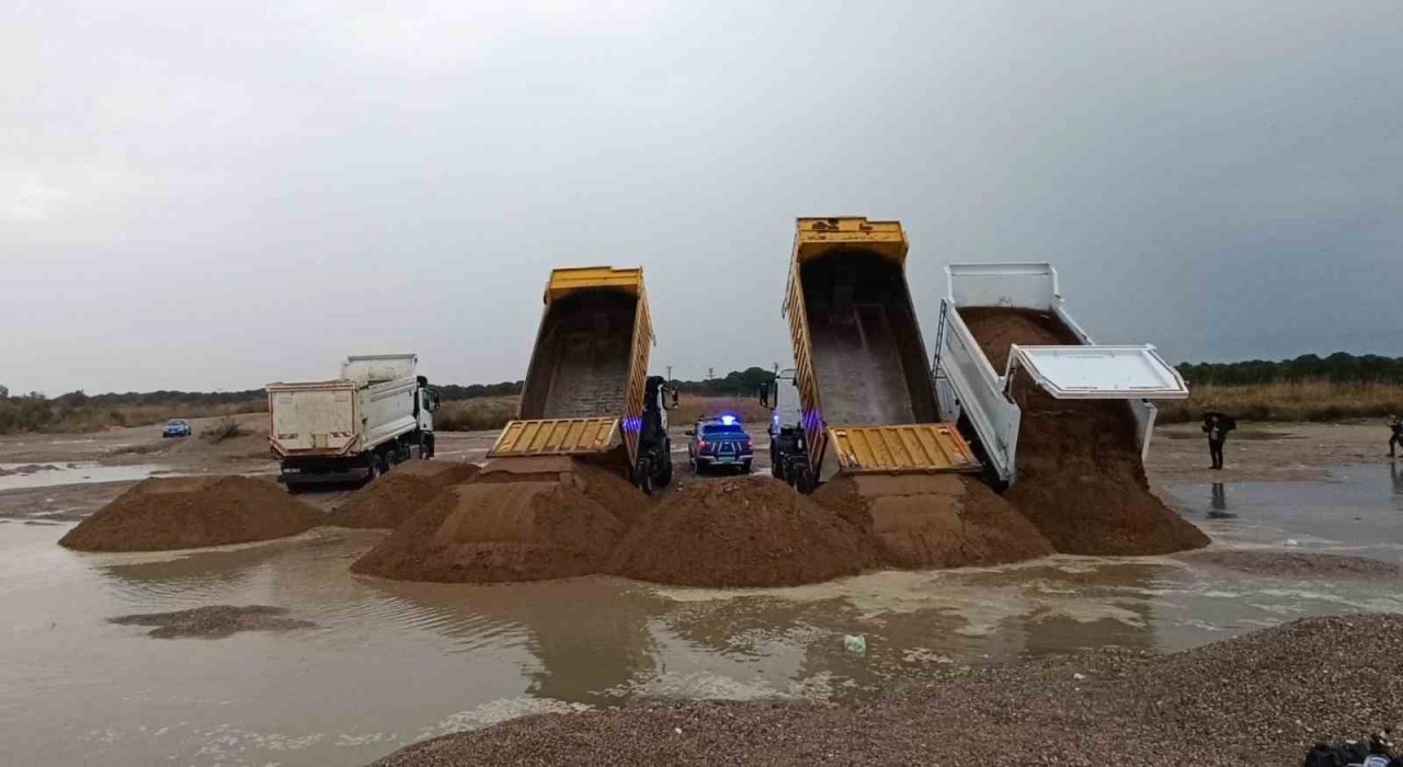 Antalyada kumları çalıp sahilleri talan etmişlerdi: Kamyonlar dolusu plaj kumu bulundu