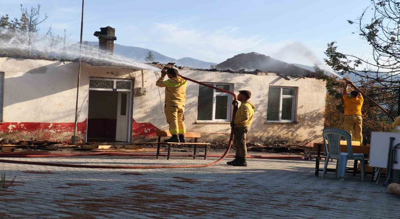 Antalyada ormanlık alanda çıkan yangında eski okulun çatısı yandı