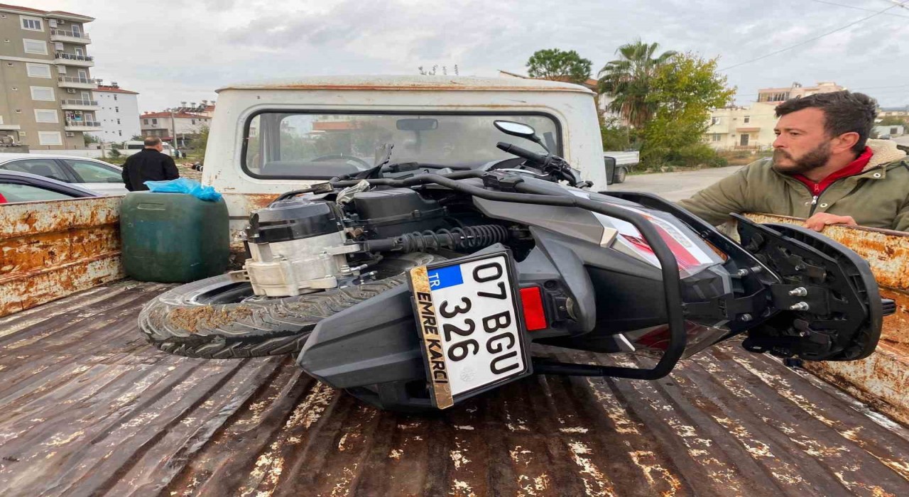 Antalyada otomobil ve motosiklet çarpıştı: 2 yaralı