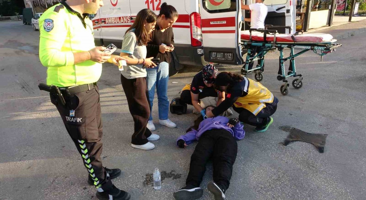 Antalyada otomobille çarpışan motosikletin sürücüsü yola savrularak yaralandı