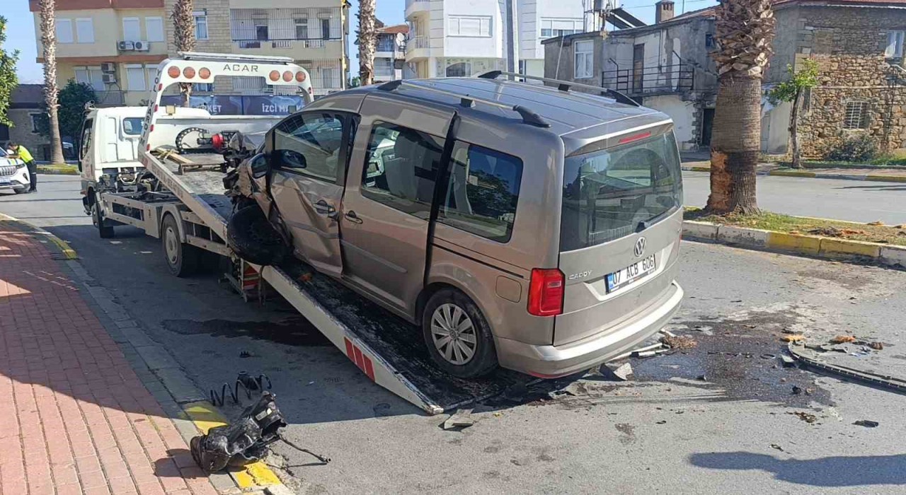 Antalyada palmiye ağacına çarpan aracın sürücüsü yaralandı