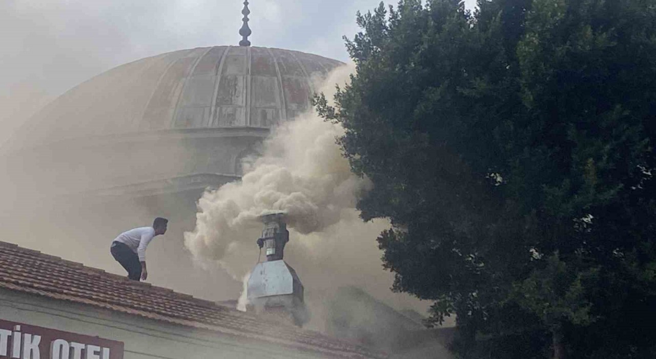 Antalyada restoran bacasındaki yangın sokağı dumana boğdu