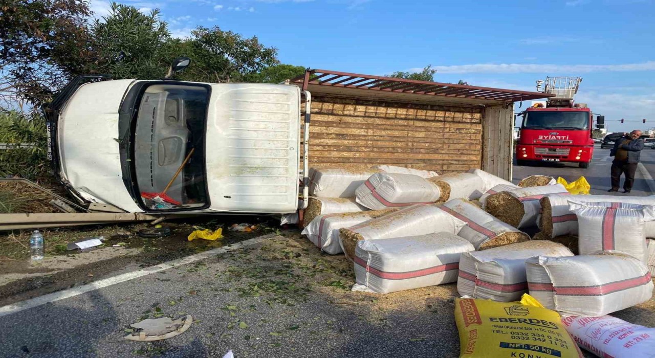 Antalyada saman yüklü kamyonet devrildi, yol trafiğe kapandı