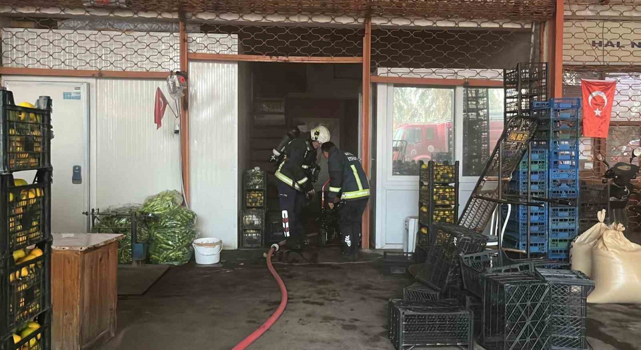 Antalyada sebze ve meyve deposunda yangın