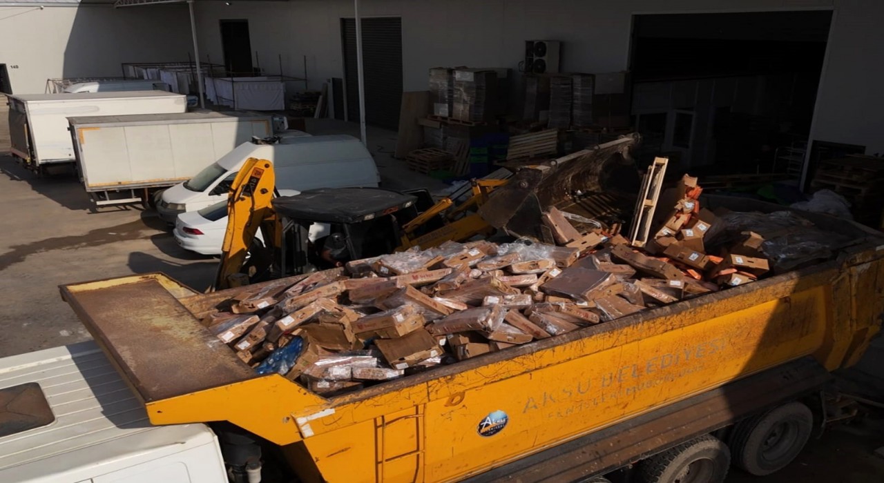 Antalyada tarihi geçmiş 25 ton tavuk ele geçirildi, 2 işletme mühürlendi