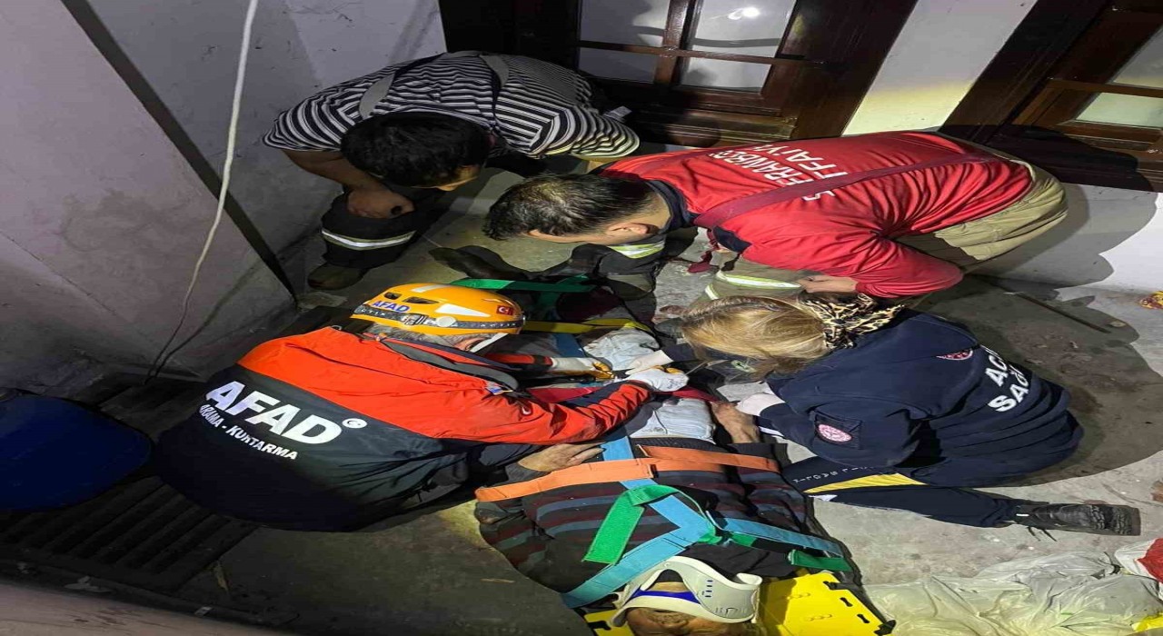 Apartman boşluğuna düşerek yaralanan yaşlı adamı ekipler kurtardı