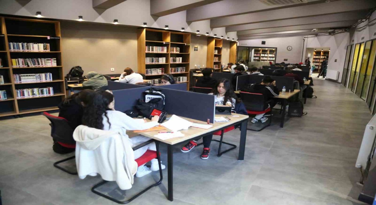 Ara tatilde Melikgazinin Akıl Küpü Kütüphaneleri dolup taşıyor