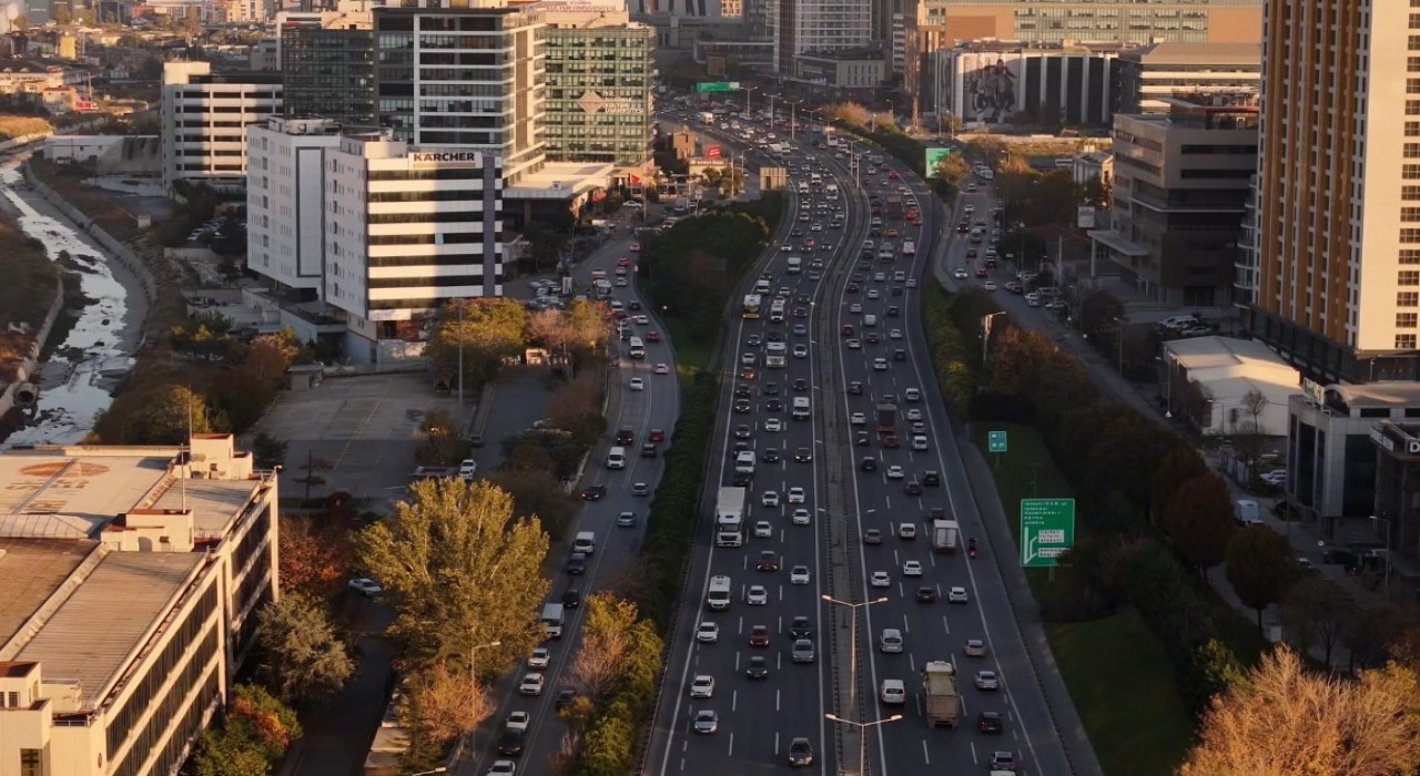 Ara tatilin bitmesiyle İstanbulda trafik yoğunluğu yüzde 80e ulaştı