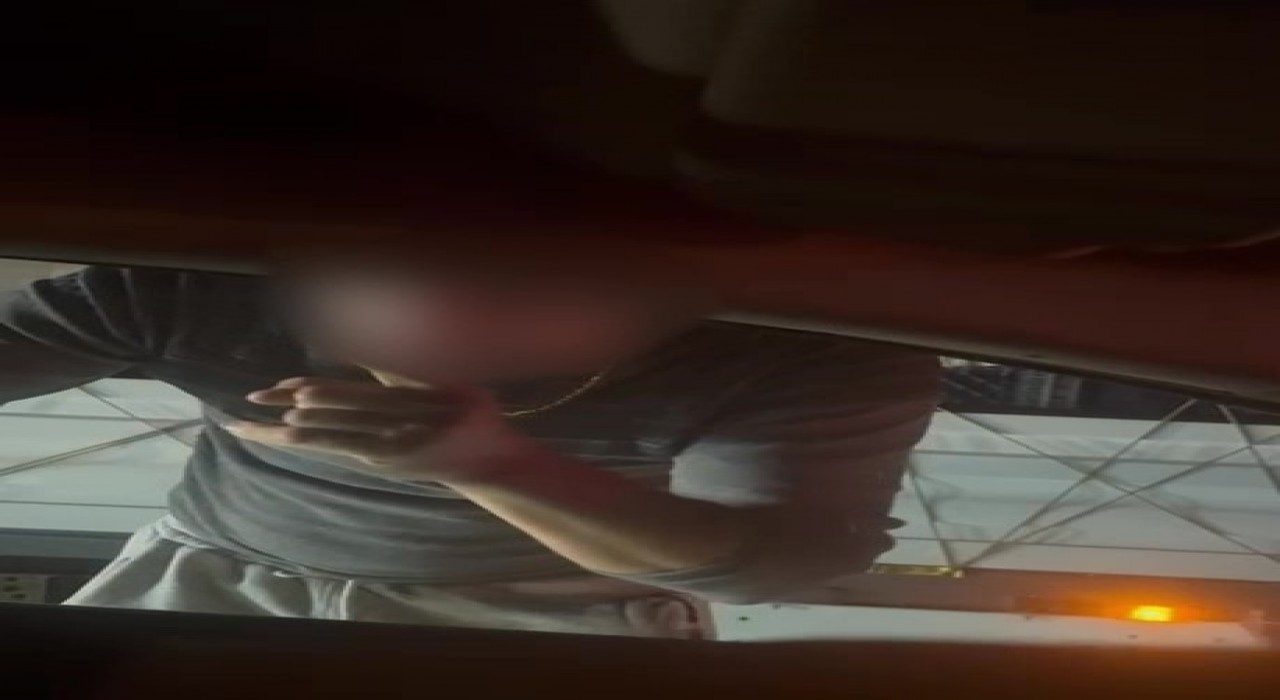 Aracın önünü kesip yumruklayan ve küfür eden trafik magandasına ev hapsi