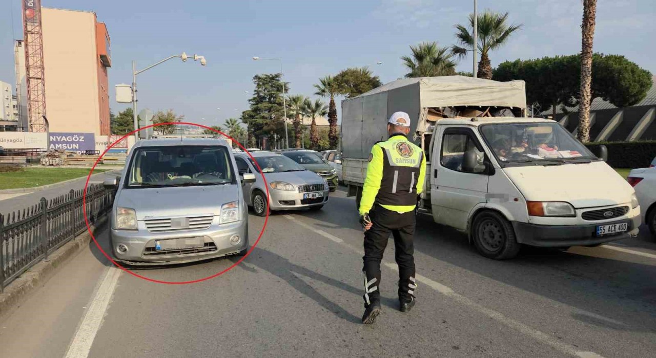 Aracını ana yola park ederek Ceza yazmıyorlar dedi: İki ceza birden yedi