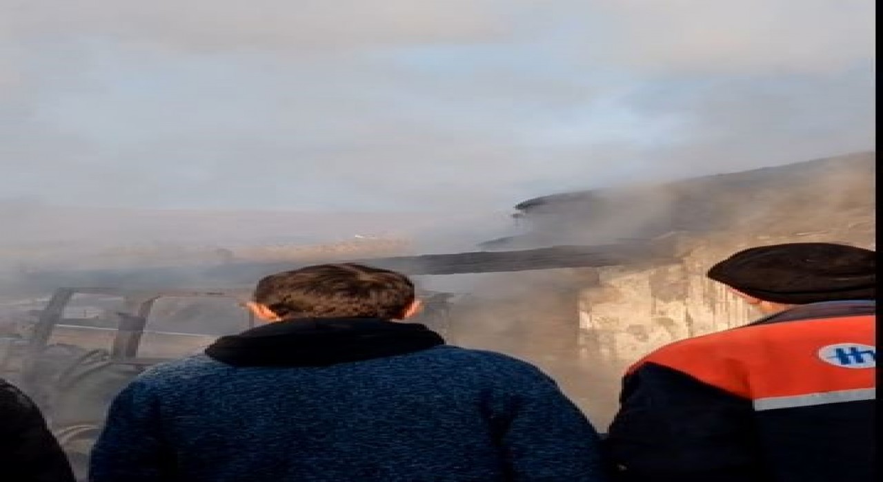 Ardahanda korkutan yangın: 2 traktör ve ekipmanlar kül oldu