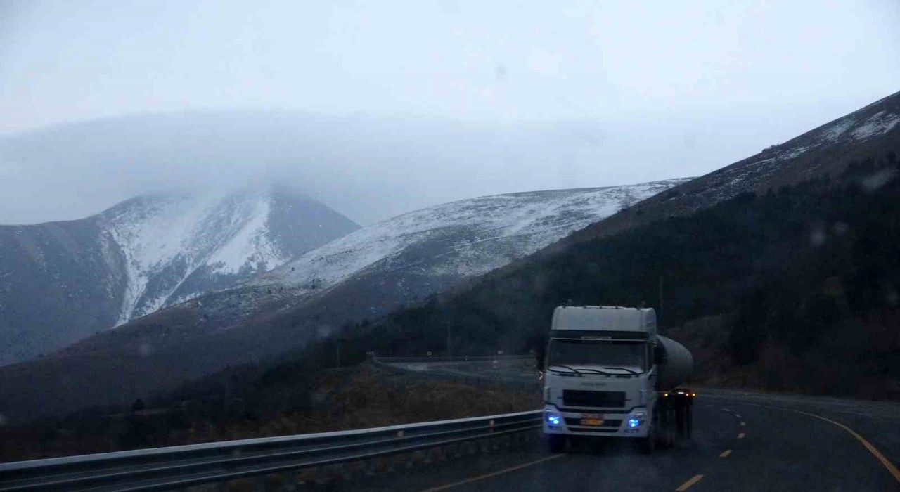 Ardahanın yüksek kesimleri beyaza büründü