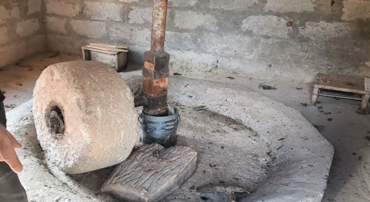 Ardanuçta 80 yıllık değirmen geleneksel yöntemlerle üretim yapıyor